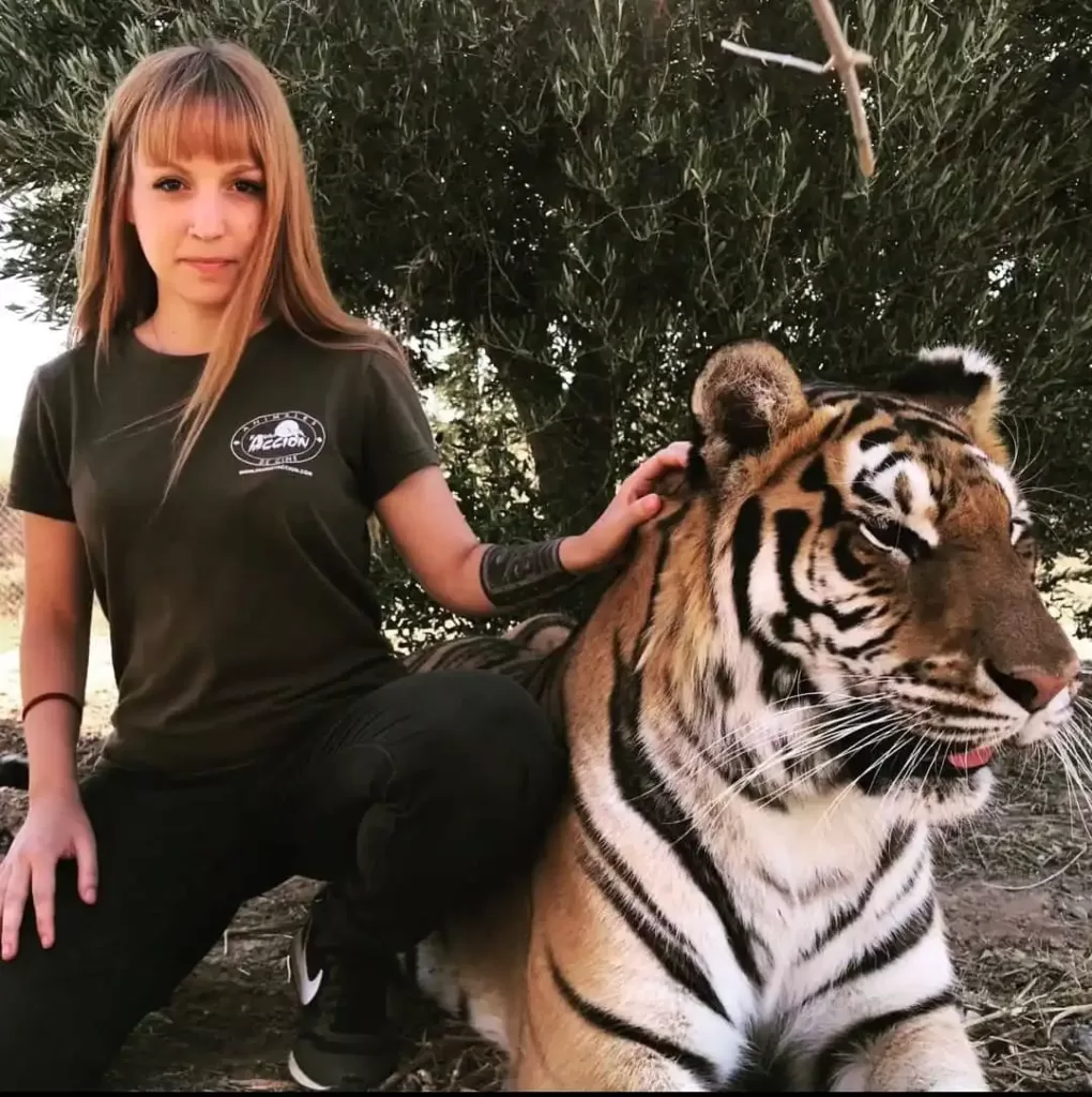 Blanca Adame Mateos con la tigresa Noa - Cuidadora Animales Salvajes
